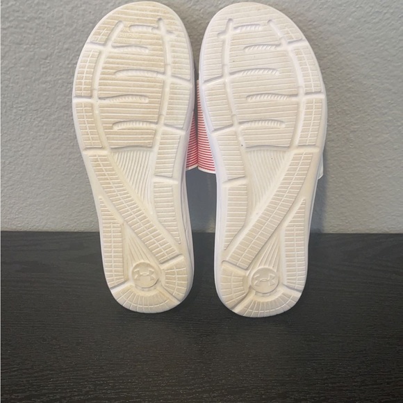 EUC! Under Armour red and white slides size large (10-11.5) - Picture 4 of 4